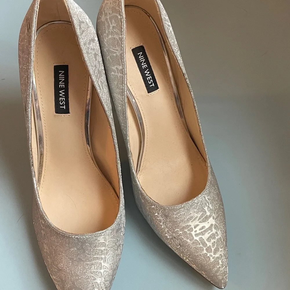 NWOT NINE WEST SILVER LEOPARD PUMPS